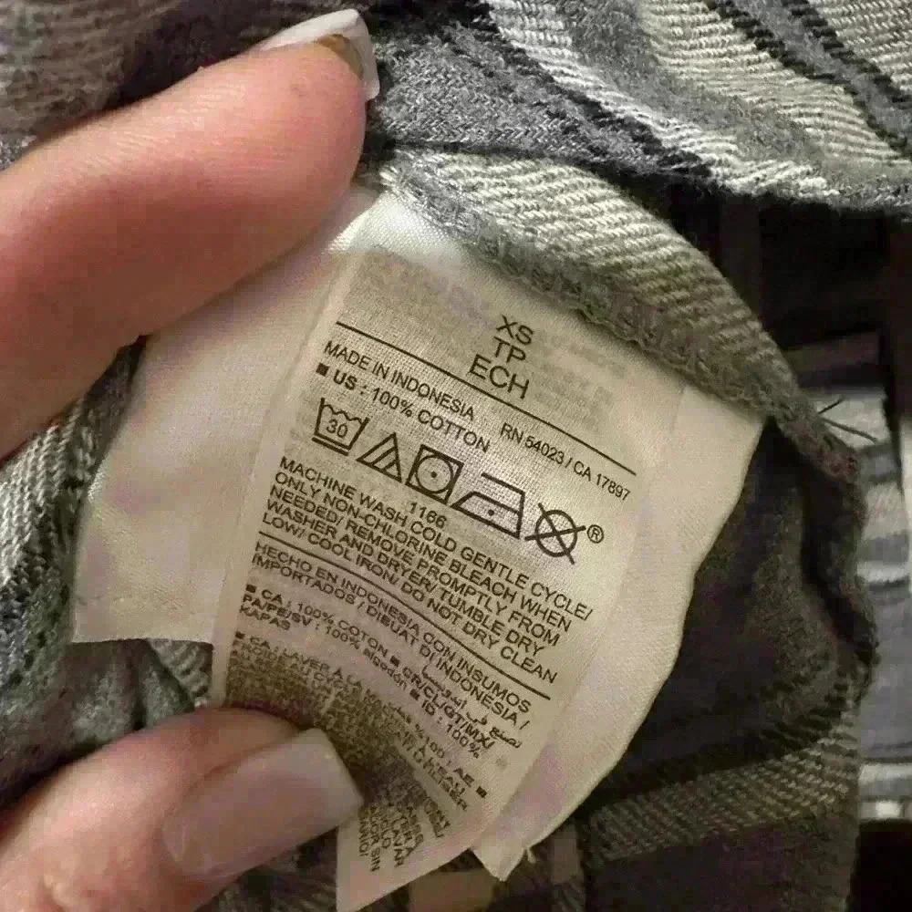Old Navy XS Boyfriend Plaid Shirt, Gray and Cream, Relaxed Fit, Soft Flannel - Picture 5 of 5